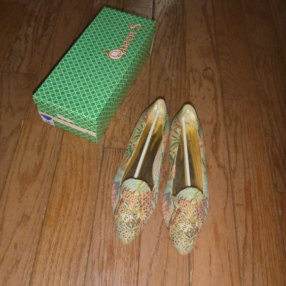 Queen's Shoes - Women's Canvas Tiger Flats